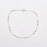 Pulsera de cadena fina con pequeñas esferas intercaladas, confeccionada en plata 925 con cierre de resorte.