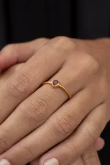 Anillo de plata 925 bañada en oro amarillo 18k con una piedra granate engarzada en forma de gota.