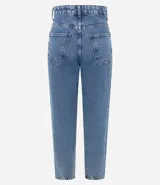 Pantalón mom jean celeste de tiro alto, con bolsillos delanteros y traseros, cierre con cremallera y botón, y ruedo doblado.