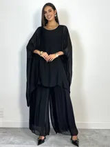 Vestido tipo remerón de seda italiana, color azul marino, con diseño holgado, cuello redondo y mangas amplias tipo murciélago.