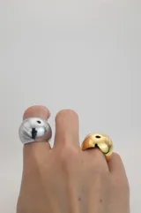 Anillo dorado con forma de esfera.