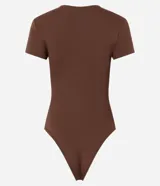Body de poliamida color topo, con cuello redondo, mangas cortas y cierre en la entrepierna. Diseño ajustado al cuerpo.