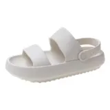 Chancletas tipo gomones de diseño ergonómico, color verde oliva, con doble tira ancha en el empeine y tira trasera ajustable. Fabricadas en material sintético antideslizante con suela de plataforma.