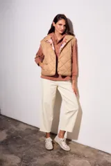 Chaleco acolchado color camel con diseño de rombos. Interior con estampado floral.