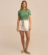 Blusa básica de cuello redondo y manga corta con detalle de dobladillo plegado. Confeccionada en tejido de viscosa con spandex, ofrece un ajuste cómodo y versátil.