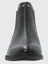 Botín de cuero negro con punta redonda y tacón bajo. Presenta detalle de tachas metálicas plateadas a lo largo del lateral y panel trasero con textura efecto reptil. Cuenta con elástico lateral para facilitar el calce.