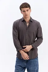 Camisa de manga larga Prynto, confeccionada en 100% algodón, de color gris oscuro, con cuello tradicional y cierre frontal de botones.
