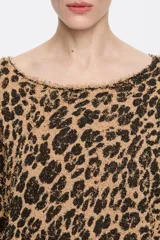 Jersey largo de punto con estampado animal print de leopardo, corte recto, escote barco redondeado y manga larga con forma en el puño.