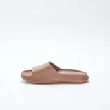Chanclas de piscina color marrón, con diseño de una sola tira ancha y suela con plataforma.