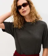Vestido midi Marfinno de punto color gris oscuro, con cuello alto, mangas cortas amplias y diseño suelto.