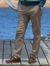 Pantalón de gabardina color tostado, de corte recto y tiro medio.