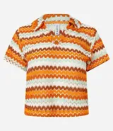 Blusa femenina de punto con cuello polo, mangas cortas y estampado de rayas horizontales en tonos naranja, marrón, blanco y verde.