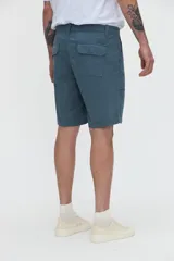 Bermuda cargo azul de gabardina con bolsillos laterales y bolsillos cargo con solapa y velcro.