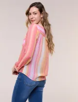 Blusa de gasa Zac & Rachel con estampado de rayas verticales en tonos rosados, amarillos y blancos. Presenta escote en V con cuello mao, cierre frontal con botones, un bolsillo aplicado en el pecho, mangas largas con presilla para regular el largo y detalle de nudo en el dobladillo inferior.