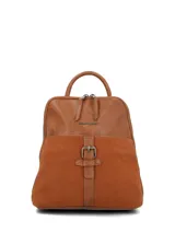 Mochila Hush Puppies modelo Laerke, combinada en cuero sintético liso y gamuza color caramelo. Cuenta con un compartimento principal con cierre, un bolsillo frontal con solapa y hebilla decorativa, y asa superior.