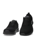 Championes urbanos Umbro modelo Lyro, color negro con detalles en gris. Confeccionados en tejido de malla transpirable, cuentan con el logo de la marca en el lateral y una suela de goma resistente.