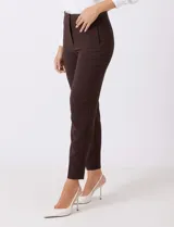 Pantalón sastrero slim negro de tiro alto, con pretina anatómica, pinzas verticales frontales y cierre oculto. Tiene bolsillos laterales inclinados y pinzas traseras para un ajuste favorecedor.