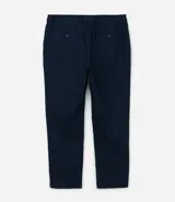 Pantalón de vestir azul marino, de corte relajado, confeccionado en tejido de viscosa y lino. Cuenta con cintura con trabillas, bolsillos laterales y traseros. Se ajusta a la cintura con cinturón de cuero marrón.