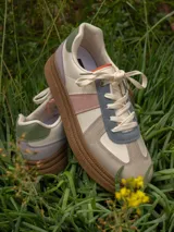 Zapatillas urbanas Champion modelo Greta, con suela marrón y capellada en tonos beige, gris, verde y rosa.