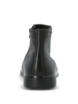 Bota de cuero color negro, de caña corta, con cierre lateral y suela de poliuretano, equipada con tecnología waterproof.