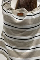 Saco tejido a rayas horizontales color visón, blanco y negro, con botones.