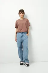 Jean celeste de tiro bajo, corte baggy y estilo urbano.