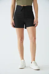 Short de vestir tiro alto con diseño de solapa en la cintura, corte recto y cierre frontal con cremallera y botón.