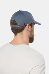Gorra de béisbol azul de lona con logo en el frente.