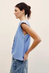 Musculosa celeste con hombreras estructuradas, cuello redondo y estampa frontal con la inscripción "LADY LUCK" y el número "28" en color azul oscuro.