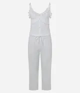 Pijama largo de dos piezas color blanco, compuesto por una musculosa con escote en V, tirantes finos regulables, detalles de encaje y botones frontales, y un pantalón largo con cintura elástica y cordón ajustable.