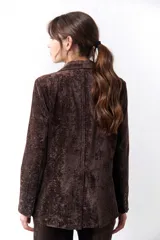 Blazer marrón de terciopelo con solapas de muesca, cierre frontal con un botón, bolsillos delanteros y forro con estampado animal print.