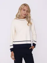 Sweater negro con cuello redondo ribeteado en marrón, corte recto y puños con detalle de botones dorados.