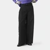 Pantalón sastre de corte ancho y pernera recta, con pinzas frontales, trabillas para cinturón y cierre de botón. Cuenta con bolsillos laterales y traseros con solapa.