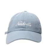 Gorra tipo baseball color beige con bordado en hilo blanco que dice Nashville en tipografía cursiva.