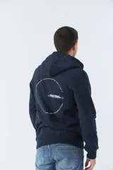 Buzo canguro de algodón color azul marino, con capucha ajustable mediante cordones blancos, manga larga y logo de la marca Mistral estampado en el pecho.