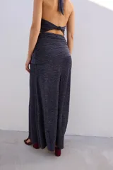 Falda larga de tejido brillante color azul con detalle de nudo en la cintura.