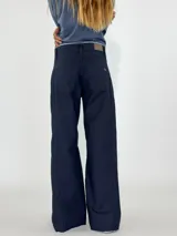 Pantalón de jean verde militar, de corte wide leg y tiro alto.