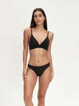 Bombacha tipo vedetina de color negro, confeccionada en tela suave y elástica con terminaciones limpias.