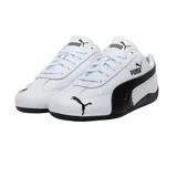 Championes Puma modelo Speedcat LTH, de diseño inspirado en el automovilismo. Presentan una base de cuero blanco con detalles en color dorado en los laterales y el logo de la marca. Cuentan con una suela de goma negra de perfil bajo y diseño envolvente en el talón.