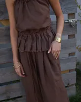 Brazalete rígido de diseño artesanal con textura irregular y acabado metálico, elaborado en bronce macizo.