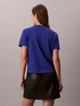 Remera de manga corta Calvin Klein color azul, con cuello redondo y estampado del logo script de la marca en blanco en el pecho.