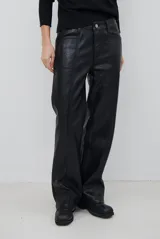 Pantalon de cuero sintetico con corte recto y tiro medio, con costuras verticales decorativas en el frente y bolsillos laterales.