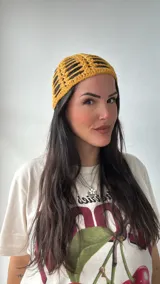 Gorro tipo bandana color amarillo mostaza, tejido al crochet con diseño calado.