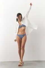 Bombacha de bikini con estampado floral en tonos azules.