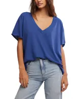 Camiseta azul de corte clásico con escote en V profundo y mangas cortas.