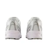 Championes urbanos New Balance modelo 740, color blanco con detalles plateados. Confeccionados en malla técnica y materiales sintéticos, presentan el logo N característico en los laterales y entresuela con tecnología ABZORB para mayor amortiguación.