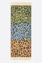 Chal rectangular con diseño de bloques de color y estampado animal print. Presenta flecos en los extremos y etiqueta con logo de la marca en una esquina.