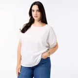 Camiseta blanca de manga corta holgada, con detalles de bordado y macramé en las mangas y cuello redondo.