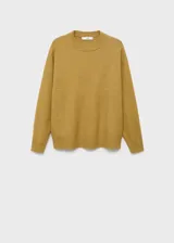 Sweater de punto fino en color mostaza, con cuello redondo y diseño oversize de manga larga. Presenta un acabado de canalé en los puños y el ruedo.