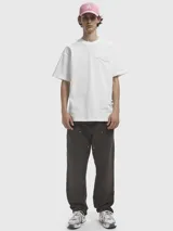 Remera de manga corta en color blanco, con corte holgado y cuello redondo. Presenta un pequeño estampado con el logo de la marca en el pecho.